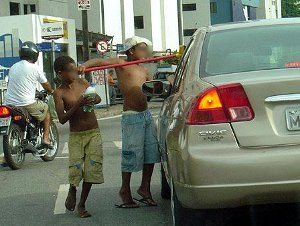 Meninos trabalham nos sinais de João Pessoa em troca de moedas (Foto: Maurício Melo/G1 PB)
