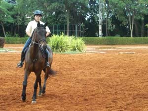 Bernardo Albuquerque Pereira, de Brasília, cavalga a égua Hermosura, presente da avó (Foto: Raquel Morais/G1)