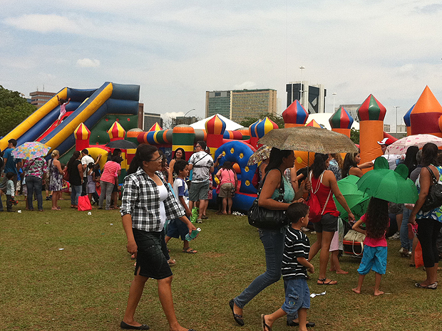 Garotada participa de festa em comemoração ao Dia das Crianças na Esplanda dos Ministérios, em Brasília (Foto: Naiara Leão/G1)