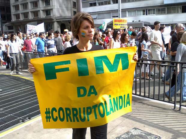 Manifestantes exibiram faixas contra a corrupção em passeata na Avenida Paulista (Foto: Glauco Araújo/G1)