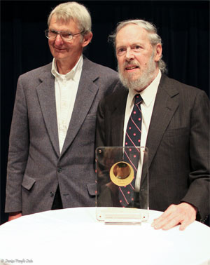 Dennis Ritchie (direita) recebendo o Prêmio Japão pela criação do sistema Unix em maio de 2011 (Foto: Denise Panyik-Dale/Creative Commons)