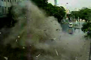 VÍDEO: câmera de segurança 
flagra o momento da explosão (Reprodução/Globo News)
