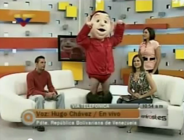 Boneco de Chávez ficou com as calças na altura dos tornozelos na transmissão ao vivo (Foto: Reprodução/VTV)