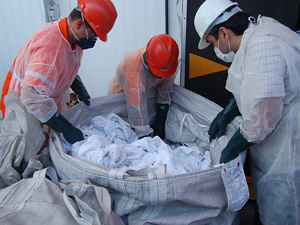 Lixo hospitalar apreendido em contêiner em Suape (Foto: Katherine Coutinho / G1)