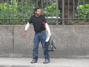 Márcio Antonio com os braços enfaixados; ele passava pelo local e desmaiou com a explosão (Foto: Lilian Quaino/G1)