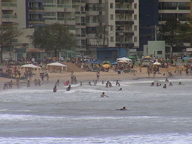Mineiros 'esticam' feriado e curtem as praias de Guarapari, ES (Foto: Reprodução/TV Gazeta)