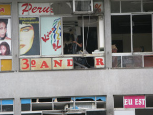 Funcionários sobrem em prédio onde houve explosão para retirar pertences (Foto: Alba Valéria Mendonça/G1)