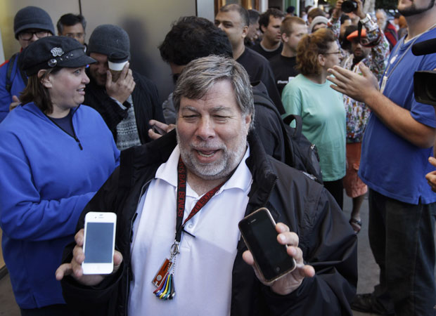 Após esperar 20 horas na fila, Steve Wozniak comprou o seu iPhone 4S em uma loja na cidade de Los Gatos, na Califórnia. Ele fundou a Apple em 1976 junto de Steve Jobs, que morreu dia 5 de outubro vítima de câncer.  (Foto: Paul Sakuma/AP)