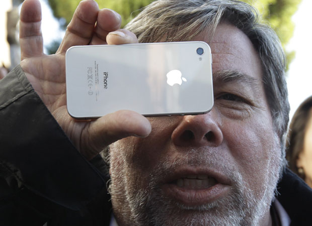 Wozniak reconheceu que poderia facilmente ligar para a Apple e conseguir um iPhone sem precisar esperar na fila. Mas ele queria esperar por um aparelho junto dos milhares de fãs. O cofundador da Apple disse à CNN que já encomendou dois iPhones 4S para serem entregues em casa. O que ele comprou na loja da Apple será um presente para a mulher dele. (Foto: Paul Sakuma/AP)