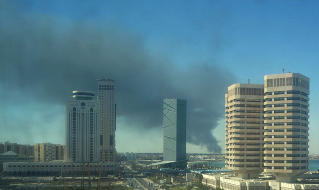 Fumaça é vista sobre o céu de Trípoli nesta sexta (14) (Foto: Reuters)