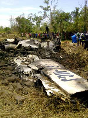 Queda de avião da Airlines PNG deixou 28 mortos em Madang, em Papua Nova Guiné. (Foto: Scott Waide / AP Photo)