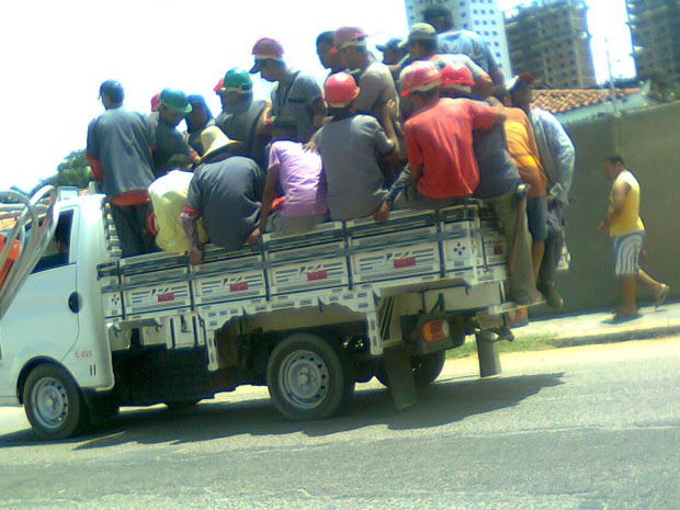 Flagrante de carro com excesso de passageiros (Foto: Phelipe Caldas/Globoesporte.com)