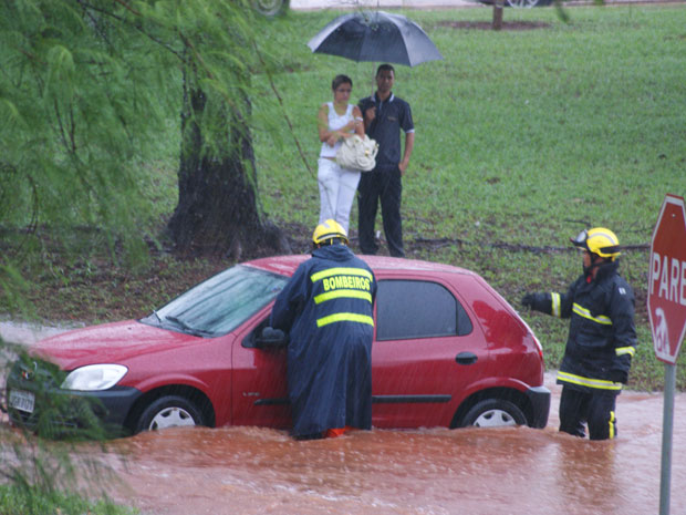 Bombeiros tentavam arrastar carro que apagou na Asa Norte por causa da chuva. (Foto: Vianey Bentes/TV Globo)