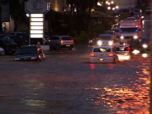 Chuva alagou ruas e avenidas de Cuiabá na tarde desta sexta-feira (14). (Foto: Reprodução/TVCA)