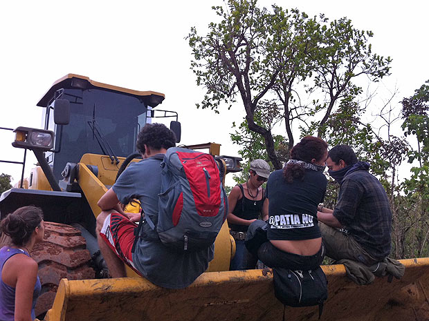 Grupo de ambientalista entram em conflito com seguranças de construtoras. Manifestantes tomaram um trator na tentativa de impedir a obra no Noroeste, no DF. (Foto: Mariana Zoccoli/G1)