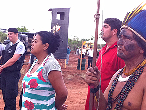 Indigenas participam de protesto em área de reserva no DF  (Foto: Mariana Zoccoli/G1)