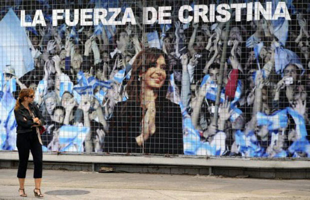 Mulher passa diante de material de campanha de Cristina Kirchner, em Buenos Aires (Foto: AFP)