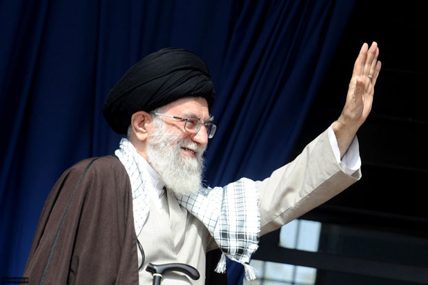O aiatolá Khamenei acena ao público antes de fala neste sábado (15) em Teerã (Foto: Reuters)