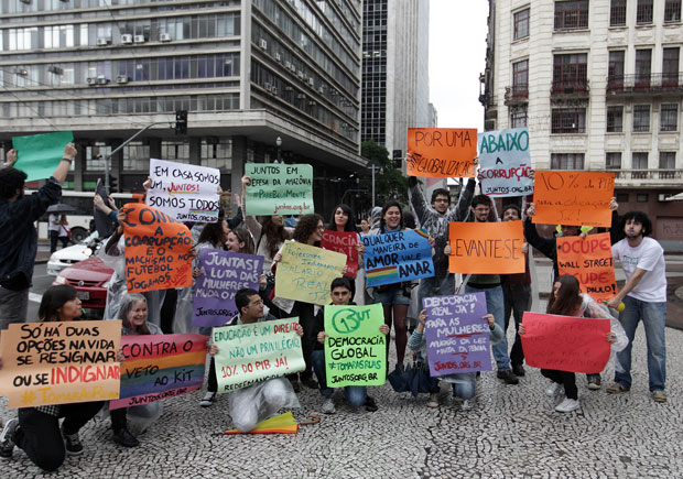 Um grupo de manifestantes se reuniu no Largo do São Bento, também em São Paulo, em apoio ao movimento 'Ocupe Wall Street' (Foto: Evelson de Freitas/AE)