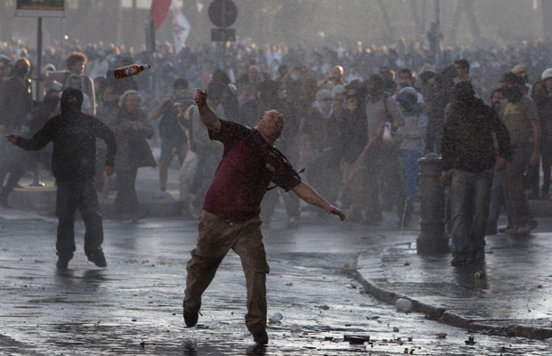 Confusão manifestação Itália (Foto: AP)