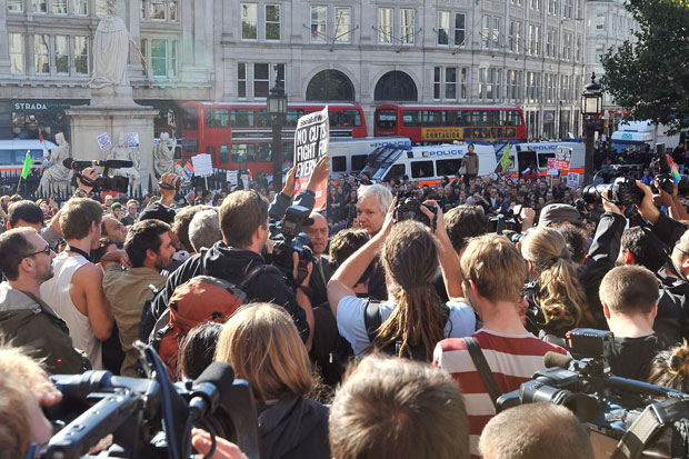 Assange em Londres (Foto: Ian Nicholson/AP)