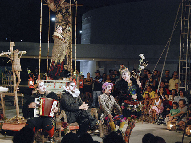 Grupo de teatro Clowns de Shakespeare apresenta espetáculo no Parque Dona Lindu, em Boa Viagem. (Foto: Divulgação / Prefeitura do Recife)
