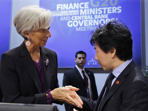 Ministro das Finanças da Polônia Jacek Rostowski com a presidente do FMI Christine Lagarde (Foto: AP Photo/ Charles Platiau/ Pool)