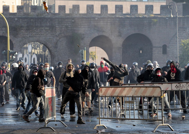 Confusão Manifestação Itália (Foto: AP)