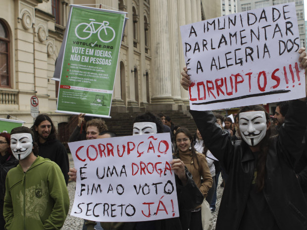 Curitiba participa das manifestações contra a corrupção. (Foto: Roberto Dziura Jr./News Free/AE)