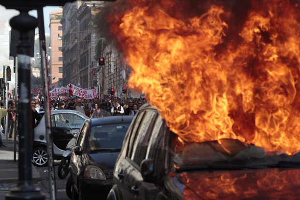 Confusão manifestação Itália (Foto: AP)