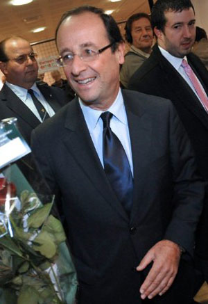Hollande deixa posto de votação após registrar seu voto neste domingo (16) em Tulle (Foto: AFP)