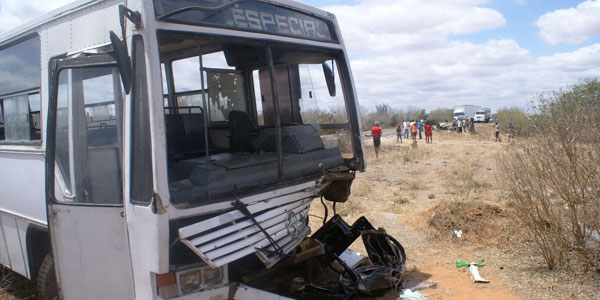 Colisão entre carro e ônibus deixa uma pessoa morta na BR-116 (Foto: Raimundo Mascarenhas/ Calila Notícias)