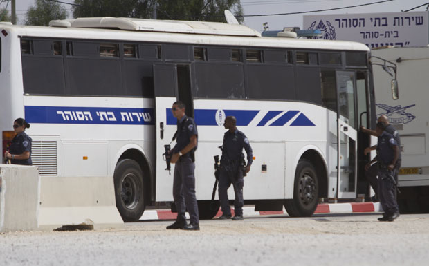 Ônibus levará prisioneiros palestinos para prisão antes de troca (Foto: Ariel Schalit/AP)