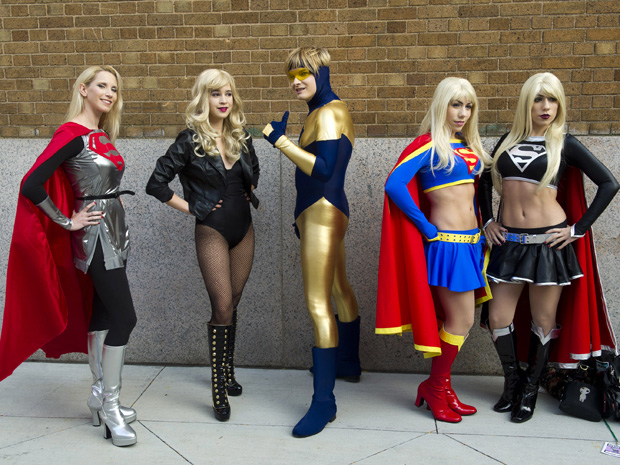 Fantasiados comparecem à Comic Con em Nova York neste sábado (15). (Foto: Charles Sykes / AP Photo)