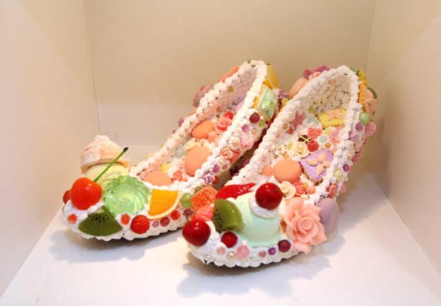 O artista japonês Osamu Watanabe cria suas esculturas com alimentos. Na foto, ar de sapatos feito com açúcar de confeiteiro, frutas cristalizadas e outros ingredientes. (Foto: Matthew Tabaccos/Barcroft Medi/Getty Images))
