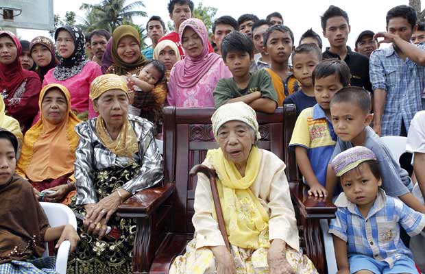 A viúva filipina Bai Ulan Kudanding, ao centro, posa para foto com seus filhos e alguns de seus 247 netos, bisnetos e trinetos nesta segunda-feira (17) na cidade de General Santos, no sul das Filipinas (Foto: Reuters)