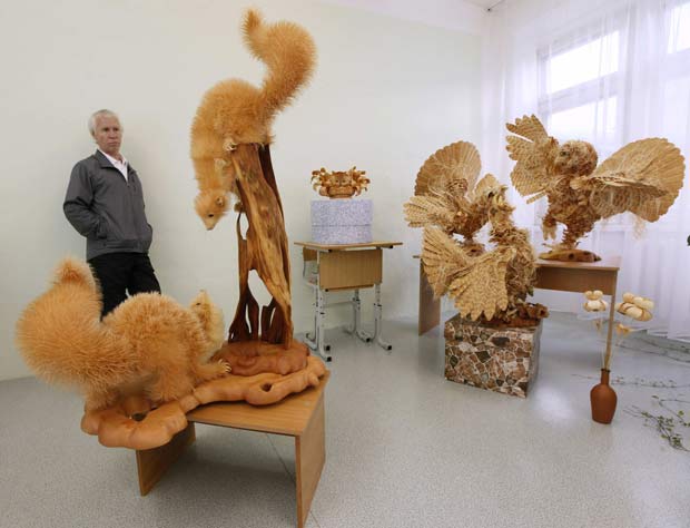 O artista russo Sergei Bobkov, de 54 anos, criou esculturas de animais da Sibéria usando palha de madeira.  (Foto: Ilya Naymushin/Reuters)
