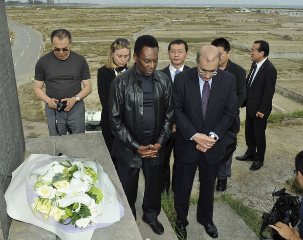 Pelé faz orações silenciosas pelas vítimas do tsunami em Natori (Foto: Reuters/Kyodo)
