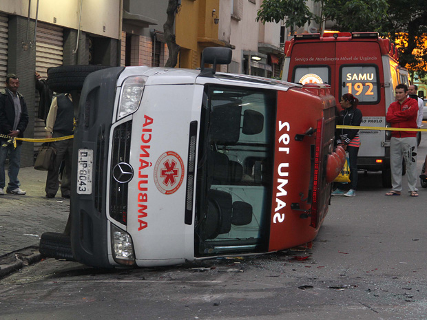 Motorista e enfermeira que estavam na ambulância ficaram feridos (Foto: LUIZ GUARNIERI/AE/AE)
