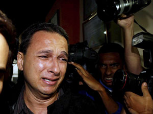 Carlos Rogério chegou chorando à delegacia (Foto: Domingos Peixoto/Agência O Globo)