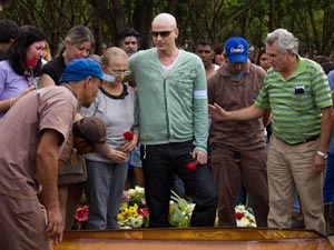 Reynaldo Gianecchini acompanha enterro do pai (Foto: Alfredo Risk/Futura Press )