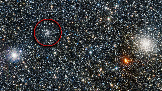Aglomerado estelar VVV CL001 (dentro do círculo) pode estar ligado gravitacionalmente ao vizinho UKS 1, à esquerda (Foto: ESO/D. Minniti/VVV Team)