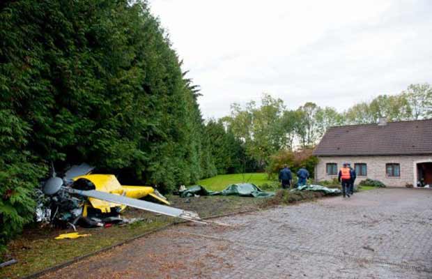Destroços de helicóptero que caiu nesta terça-feira (18) em jardim de casa em Micheroux, Soumagne, no leste da Bélgica. As duas pessoas a bordo morreram no acidente (Foto: AFP)