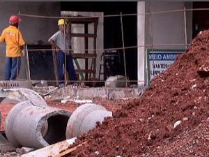 Trabalhadores salvam operário soterrado em obra no Distrito Federal (Foto: Reprodução/TV Globo)