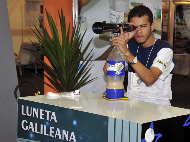 Estudante usa luneta experimental em exposição na 8ª Semana Nacional de Ciência e Tecnologia (Foto: Agência Brasil)