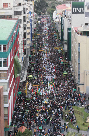 Milhares demonstraram apoio aos indígenas nas ruas de La Paz (Foto: Reuters)