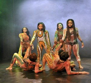 Bailarinos interpretando "O mundo de Yebá" (Foto: Divulgação/SEC)