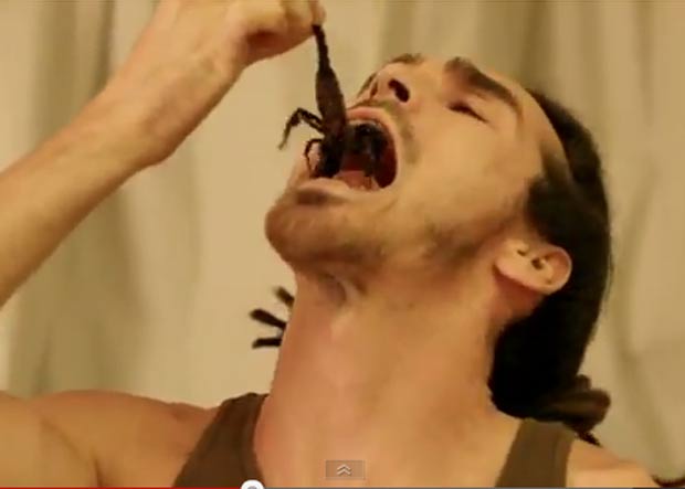 Louis Cole come todos os tipos de insetos e até mesmo ratos (Foto: Reprodução/YouTube)