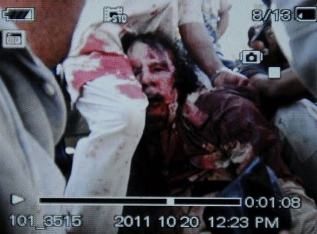 Foto tirada com celular mostraria Kadhafi ferido. (Foto: AFP)