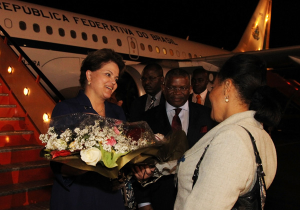 A presidente Dilma Rousseff chega nesta quarta à capital da Angola, Luanda, seu último destino em seu primeiro giro pela África. (Foto: Roberto Stuckert Filho/PR)